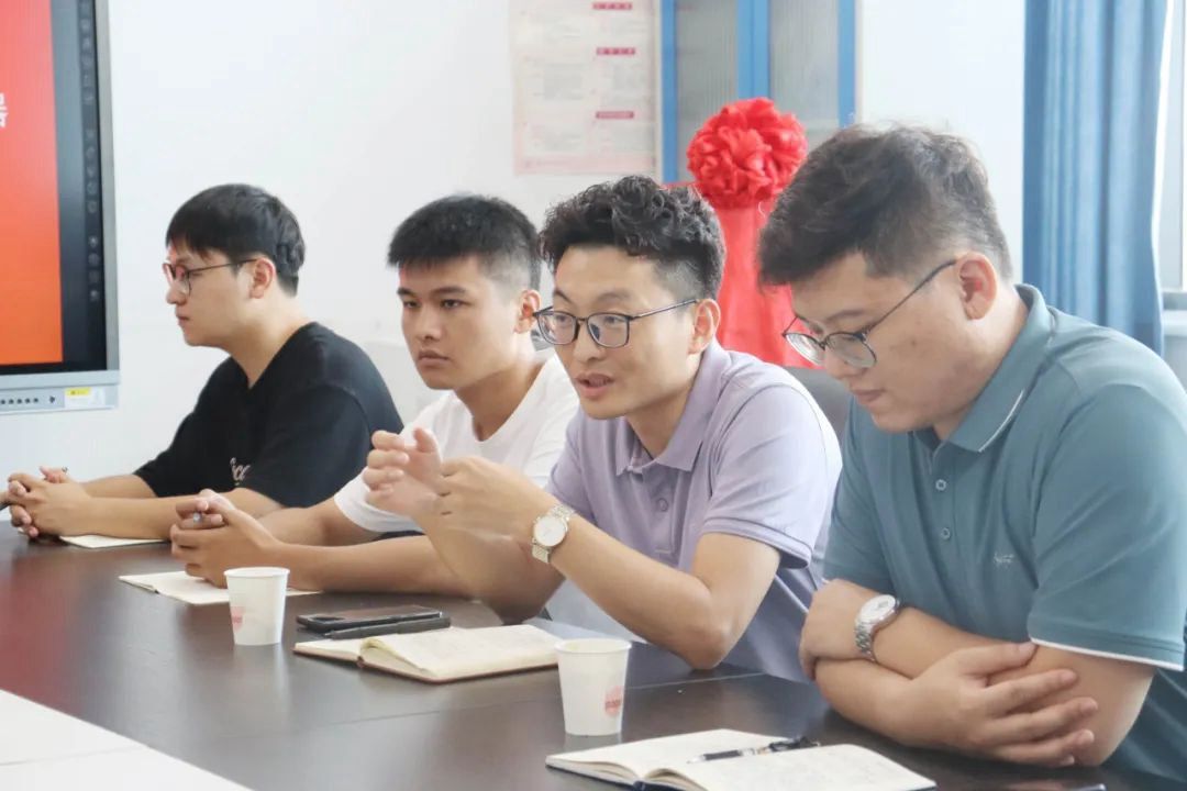 深圳市華溶分析儀器有限公司市場(chǎng)總監(jiān) 朱亞?wèn)|（右二）